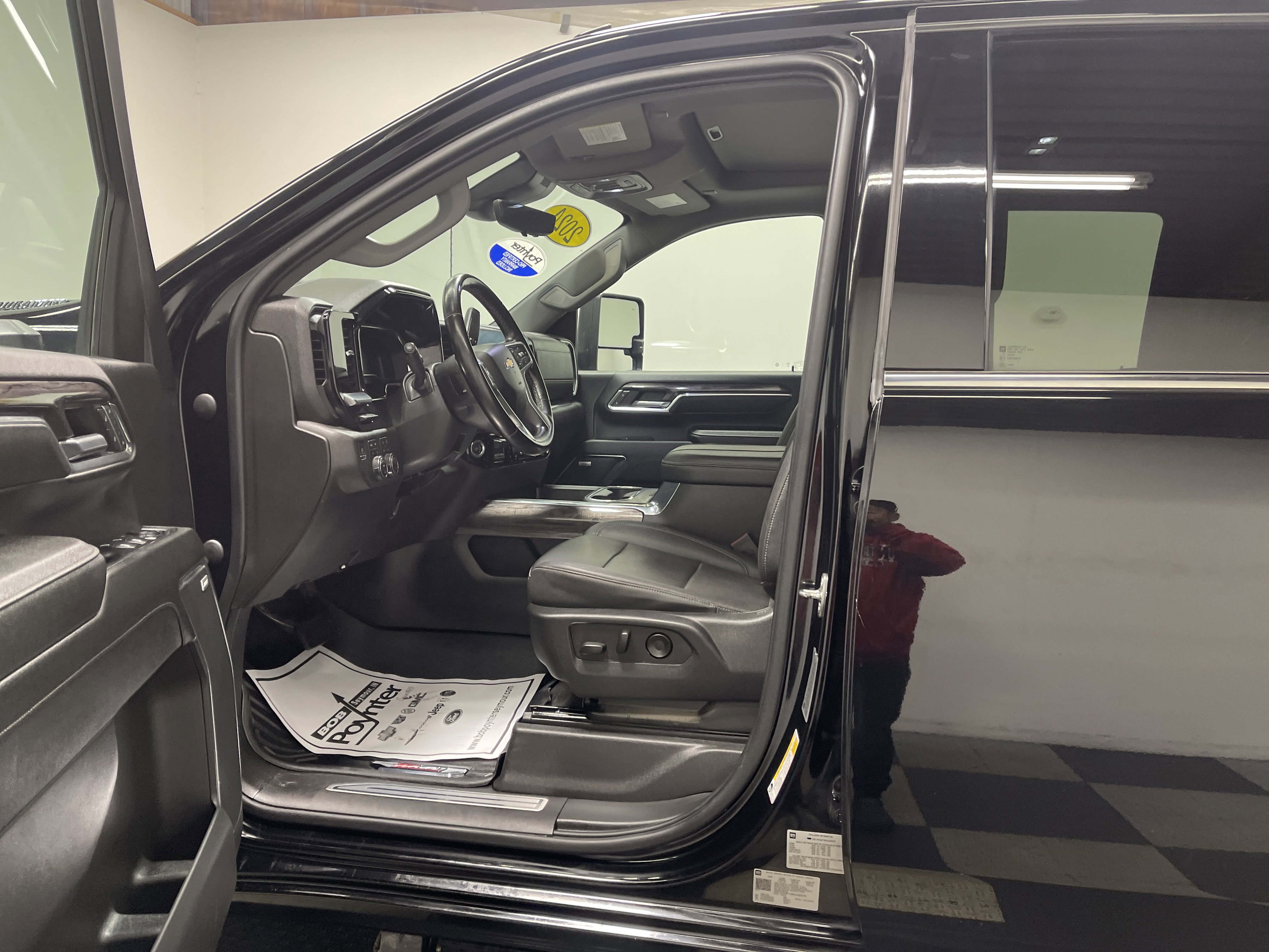 Used 2024 Chevrolet Silverado 3500 LTZ w/ LTZ Premium Package image 9