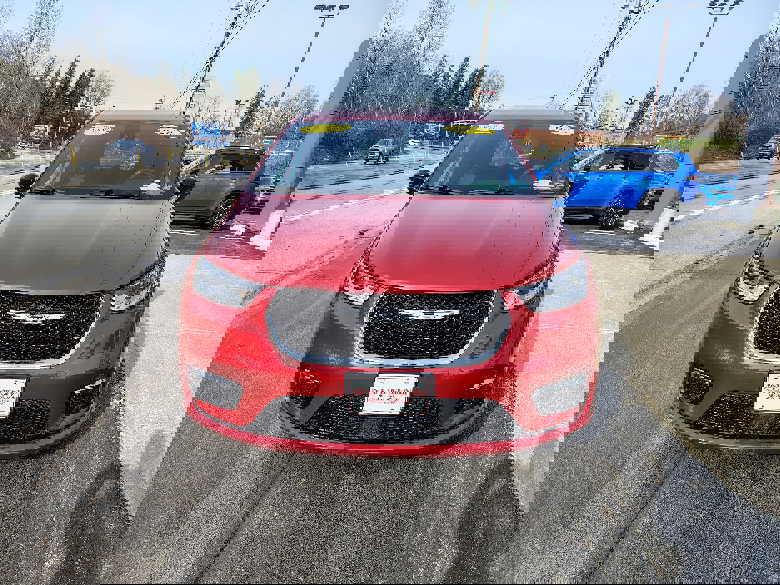 Used 2025 Chrysler Pacifica Select image 3