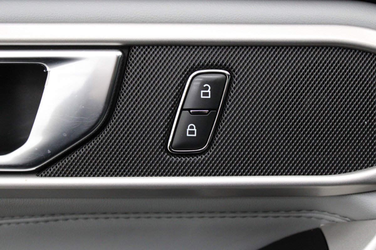 Used 2021 Ford Explorer XLT w/ Equipment Group 202A AWD/4WD image 17