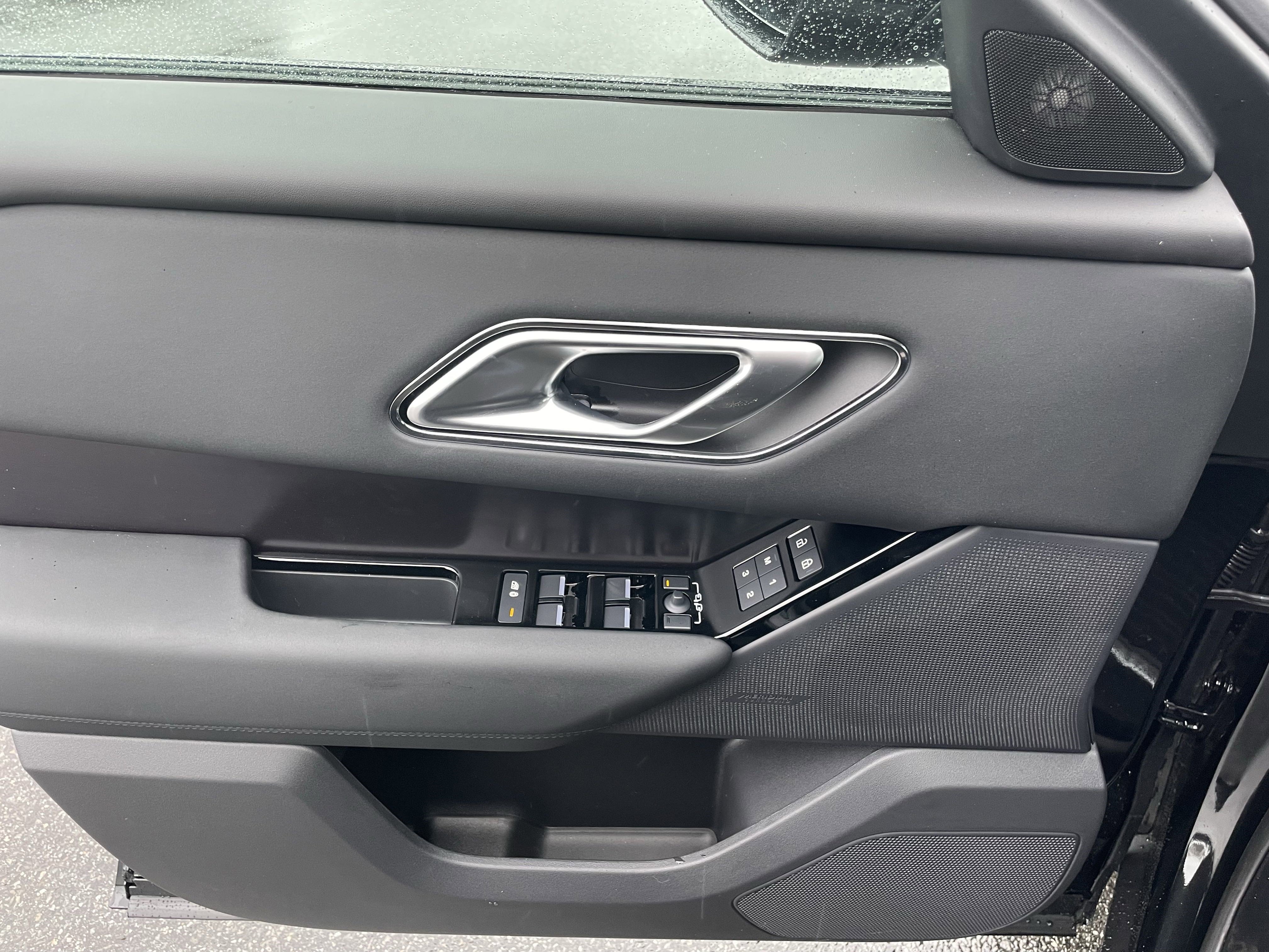New 2026 Land Rover Range Rover Velar Dynamic SE image 12