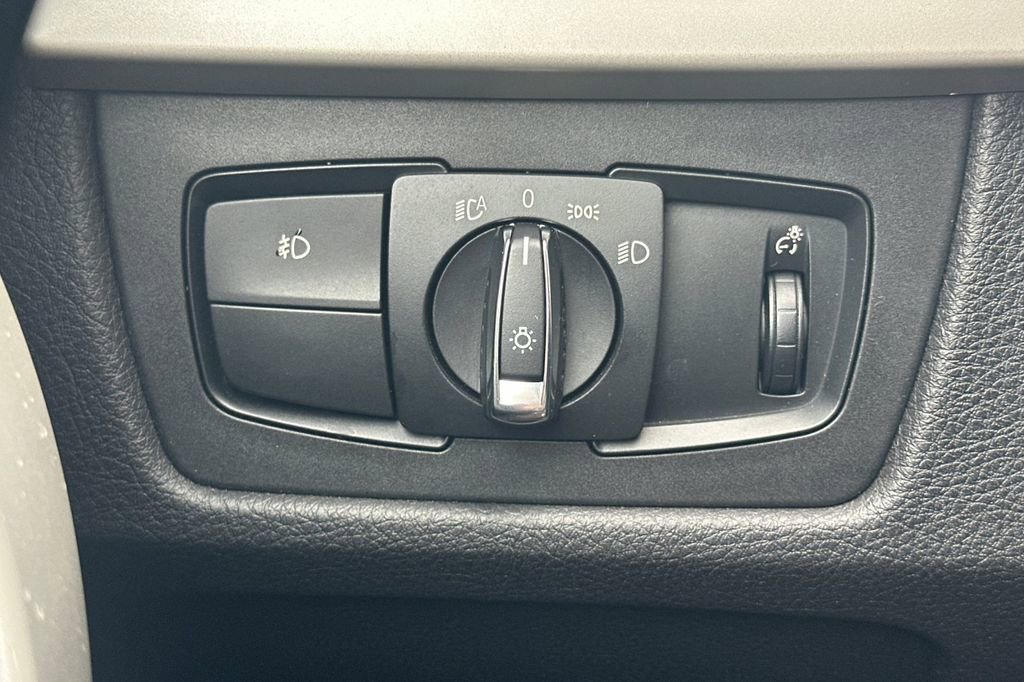 Used 2017 BMW 320i Sedan image 27