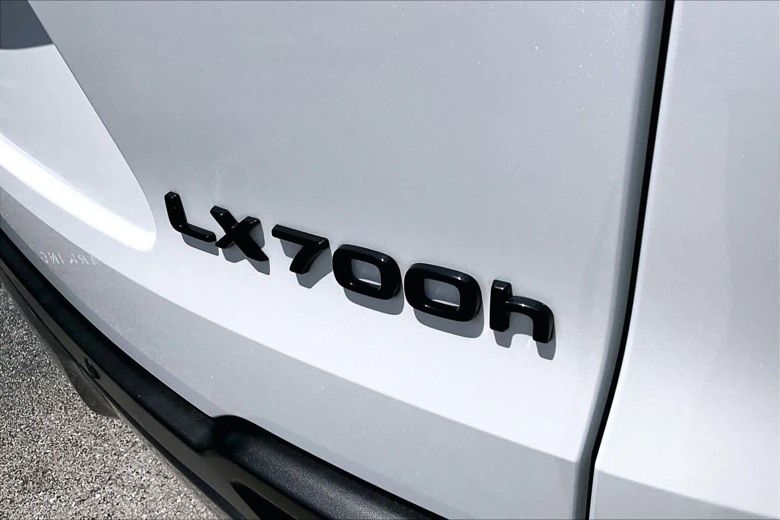 Used 2025 Lexus LX 700h Overtrail w/ Accessory Package (Z1) AWD/4WD image 10