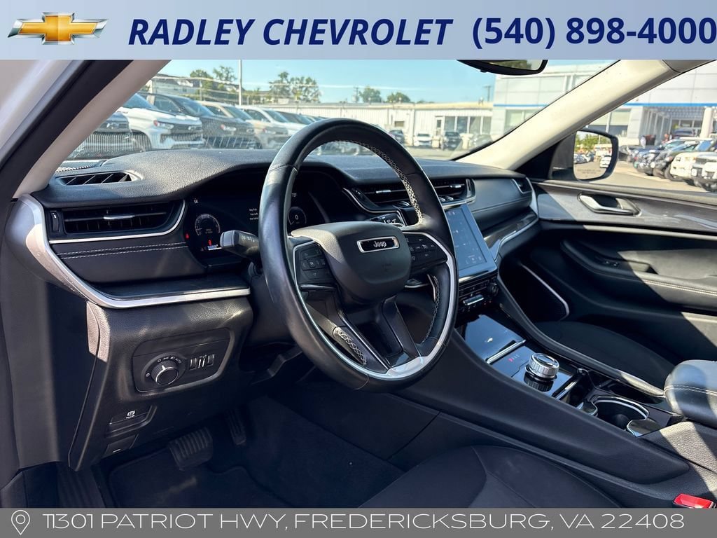 Used 2021 Jeep Grand Cherokee L Laredo w/ Luxury Tech Group I AWD/4WD image 4