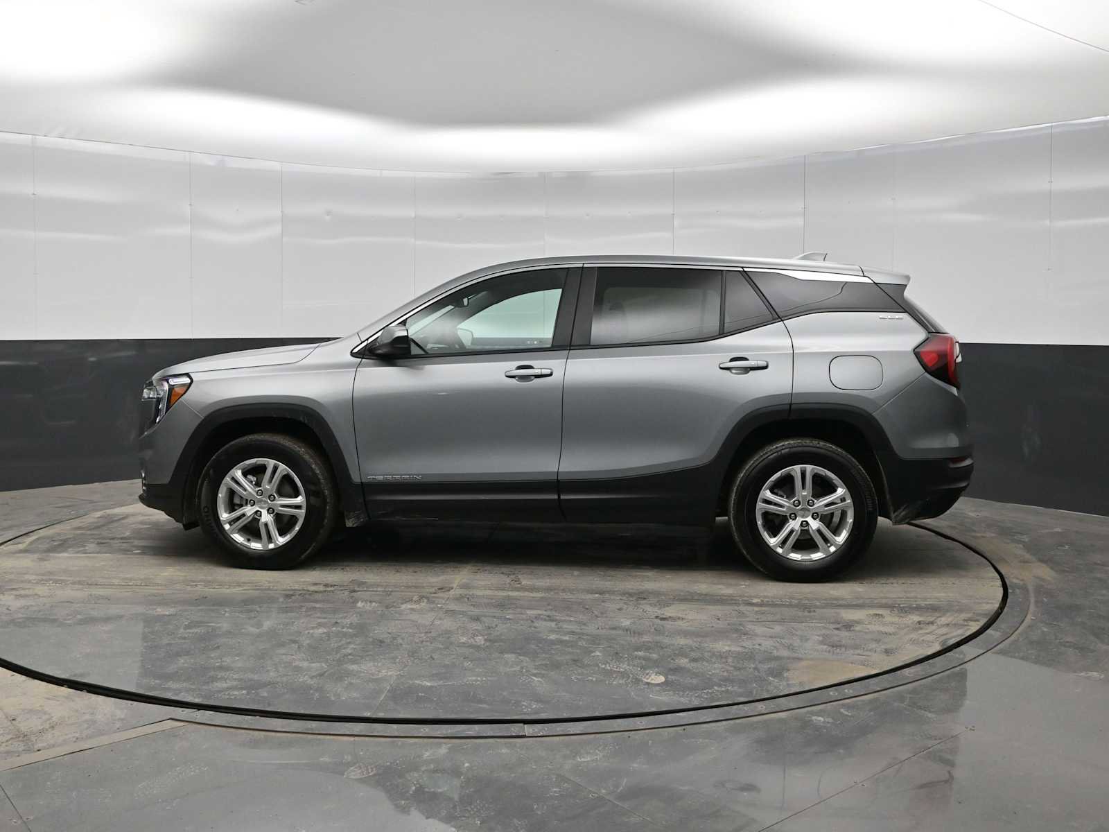 Used 2024 GMC Terrain SLE image 5