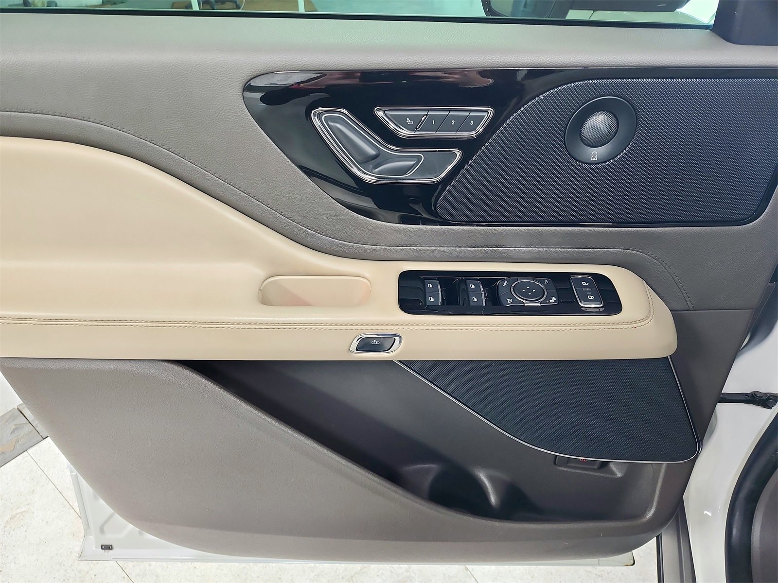 Used 2020 Lincoln Aviator Reserve image 36