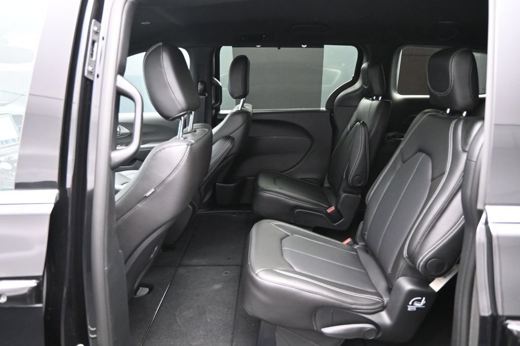 New 2027 Chrysler Pacifica Select FWD image 24