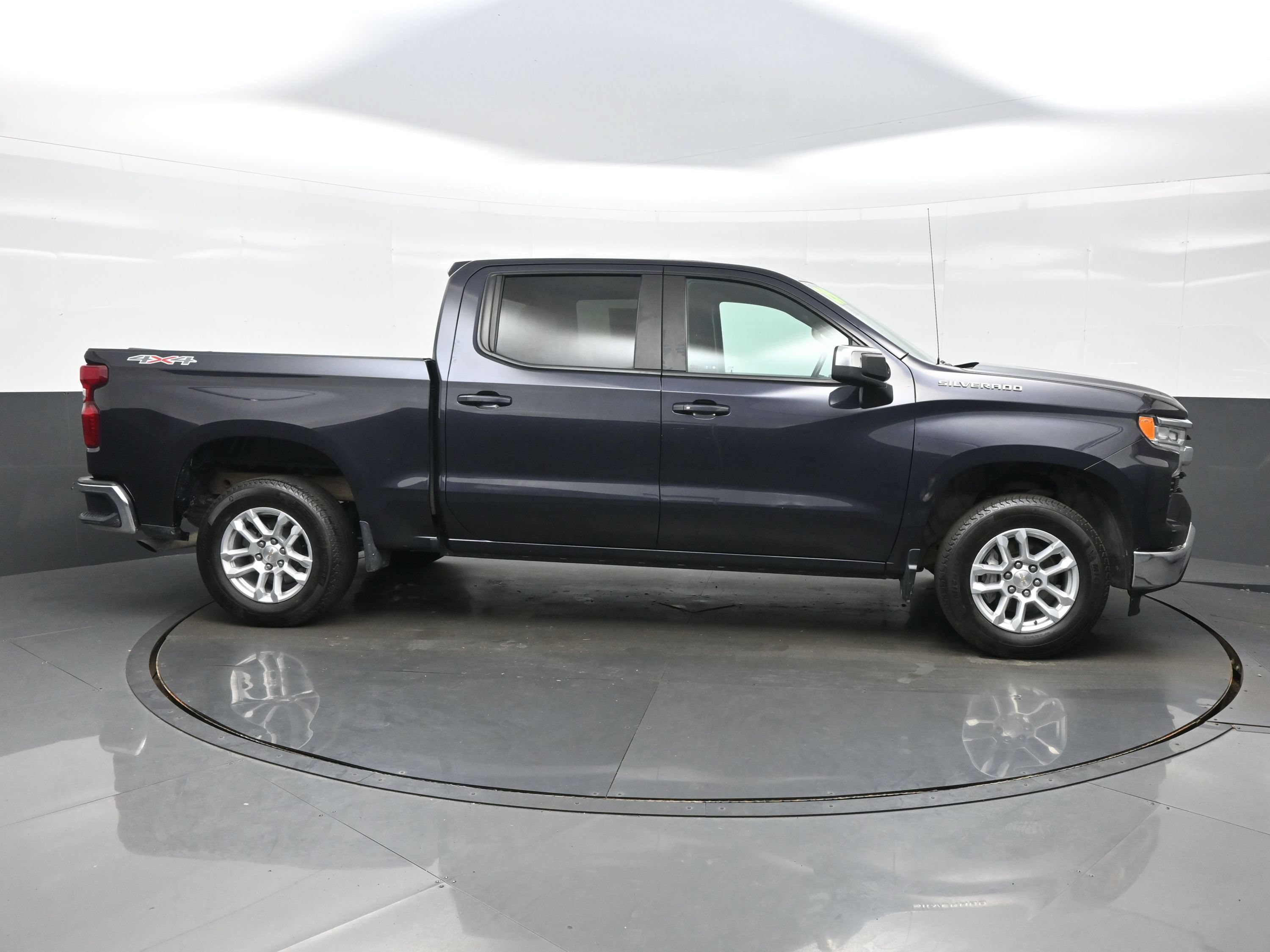 Used 2024 Chevrolet Silverado 1500 LT AWD/4WD image 7