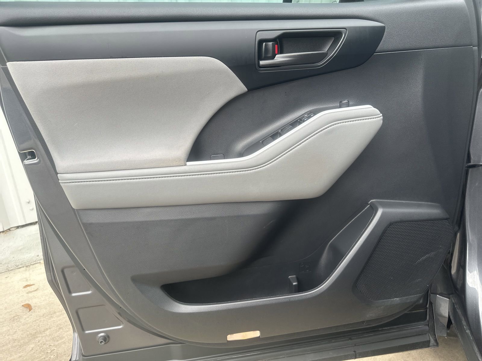 Used 2023 Toyota Highlander LE image 12