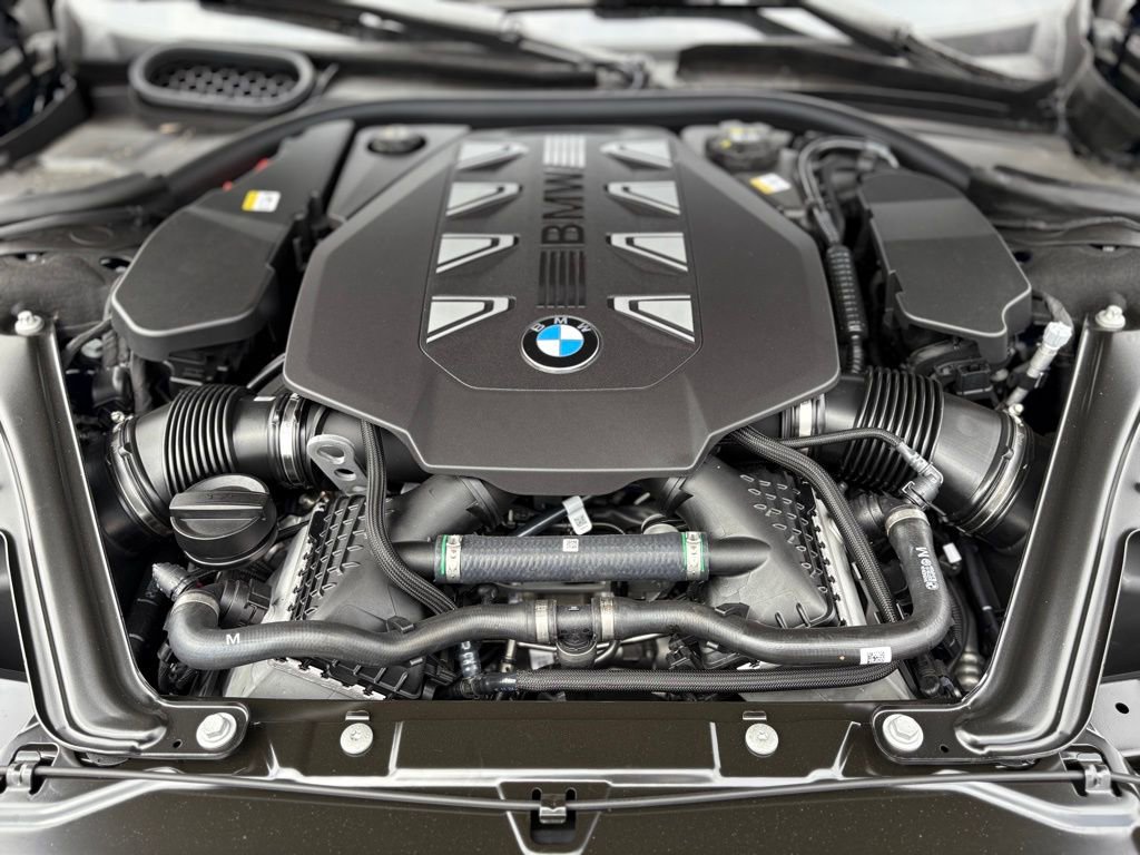 Used 2025 BMW 760i xDrive w/ Luxury Rear Seating Package image 26