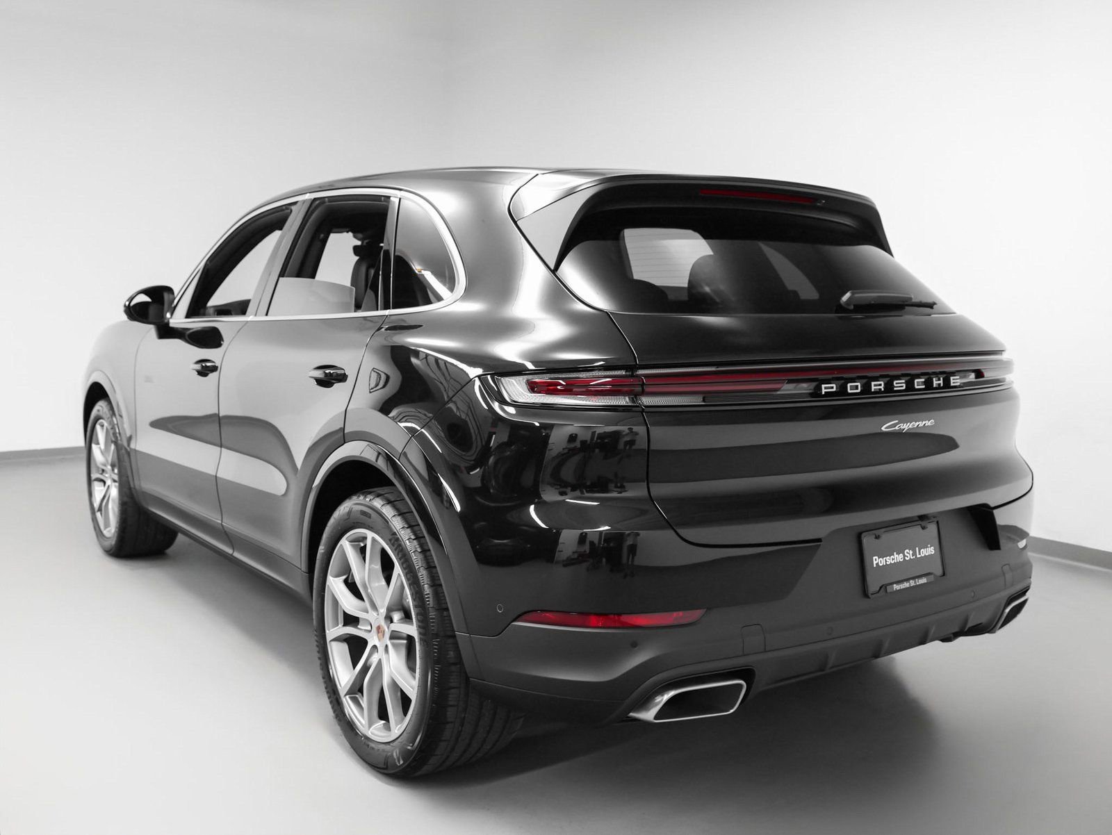 Certified 2025 Porsche Cayenne image 3