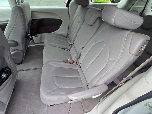Used 2017 Chrysler Pacifica Touring w/ Tire & Wheel Group FWD image 27