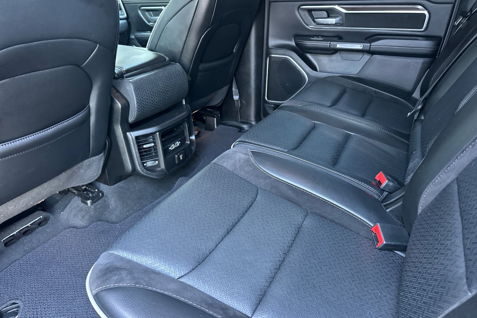Used 2022 RAM 1500 Laramie AWD/4WD image 12
