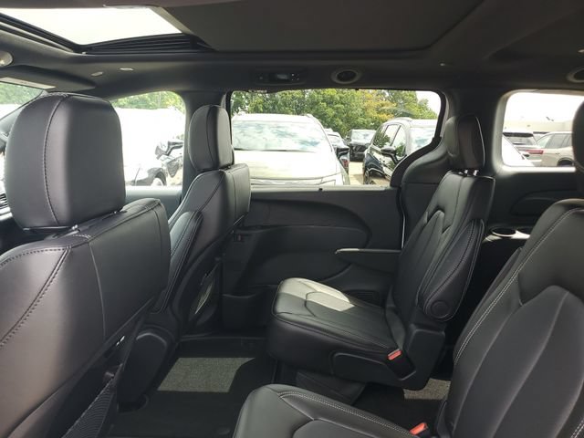 New 2027 Chrysler Pacifica Select AWD/4WD image 10