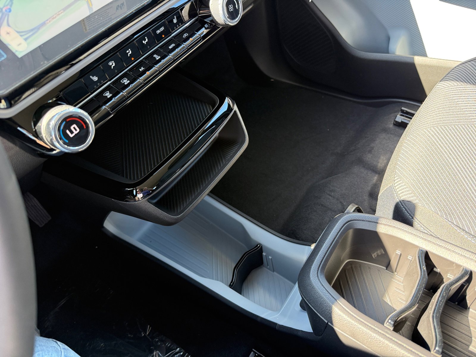 New 2027 Chevrolet Bolt LT w/ Comfort Package image 13