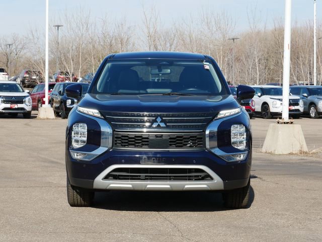 Used 2022 Mitsubishi Outlander SE image 2