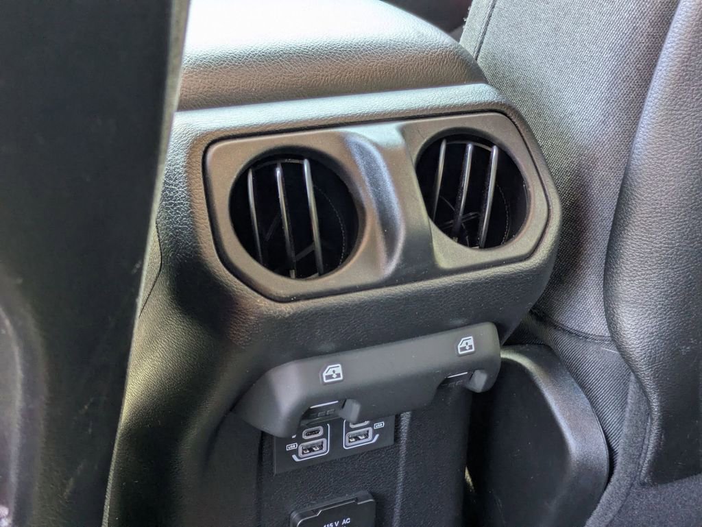 Used 2025 Jeep Wrangler Unlimited Rubicon image 26