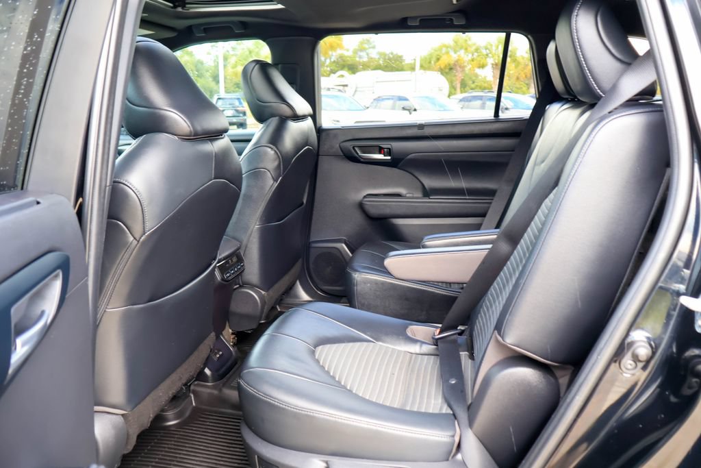 Used 2023 Toyota Highlander XSE FWD image 11