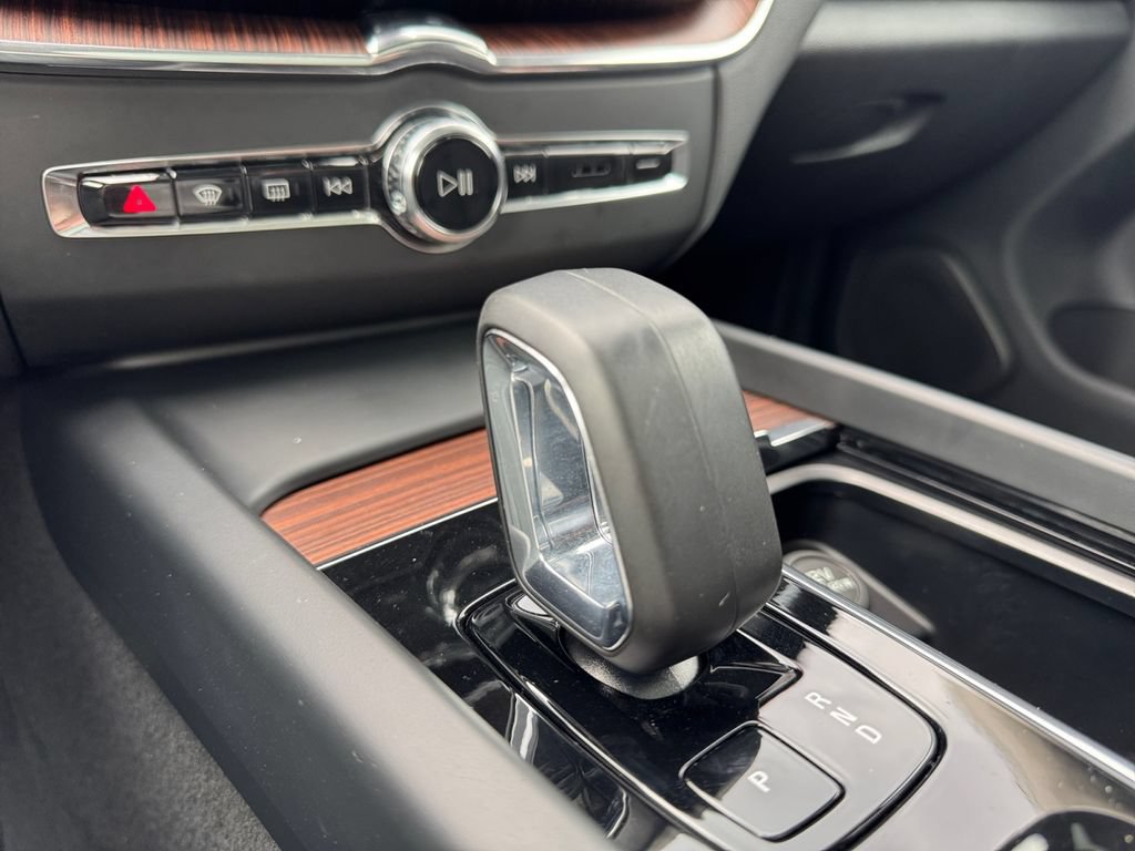 Certified 2024 Volvo XC60 B5 Plus w/ Climate Package AWD/4WD image 17