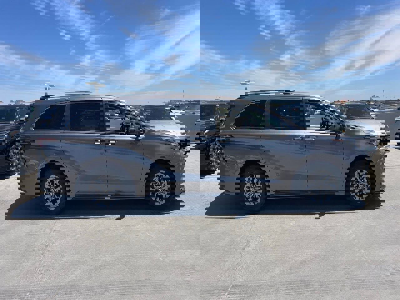 Used 2024 Toyota Sienna XLE FWD image 3