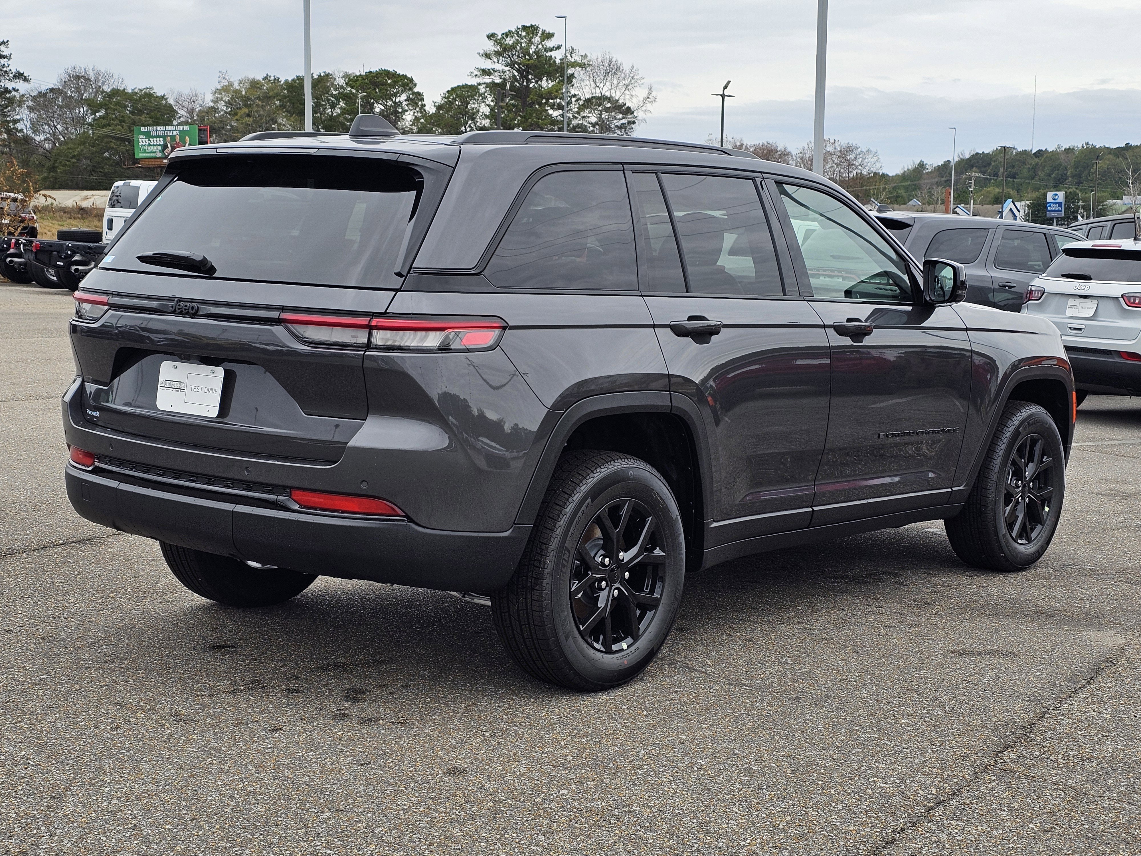 New 2025 Jeep Grand Cherokee Altitude image 7