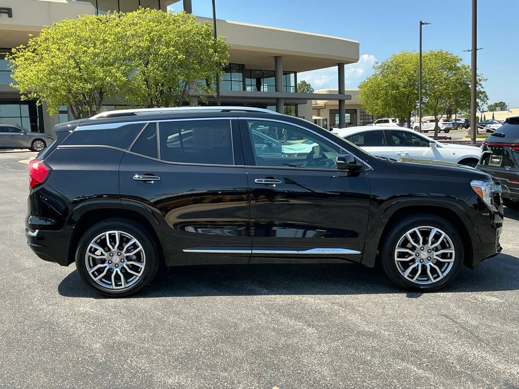 Used 2024 GMC Terrain Denali w/ Denali Premium Package AWD/4WD image 2