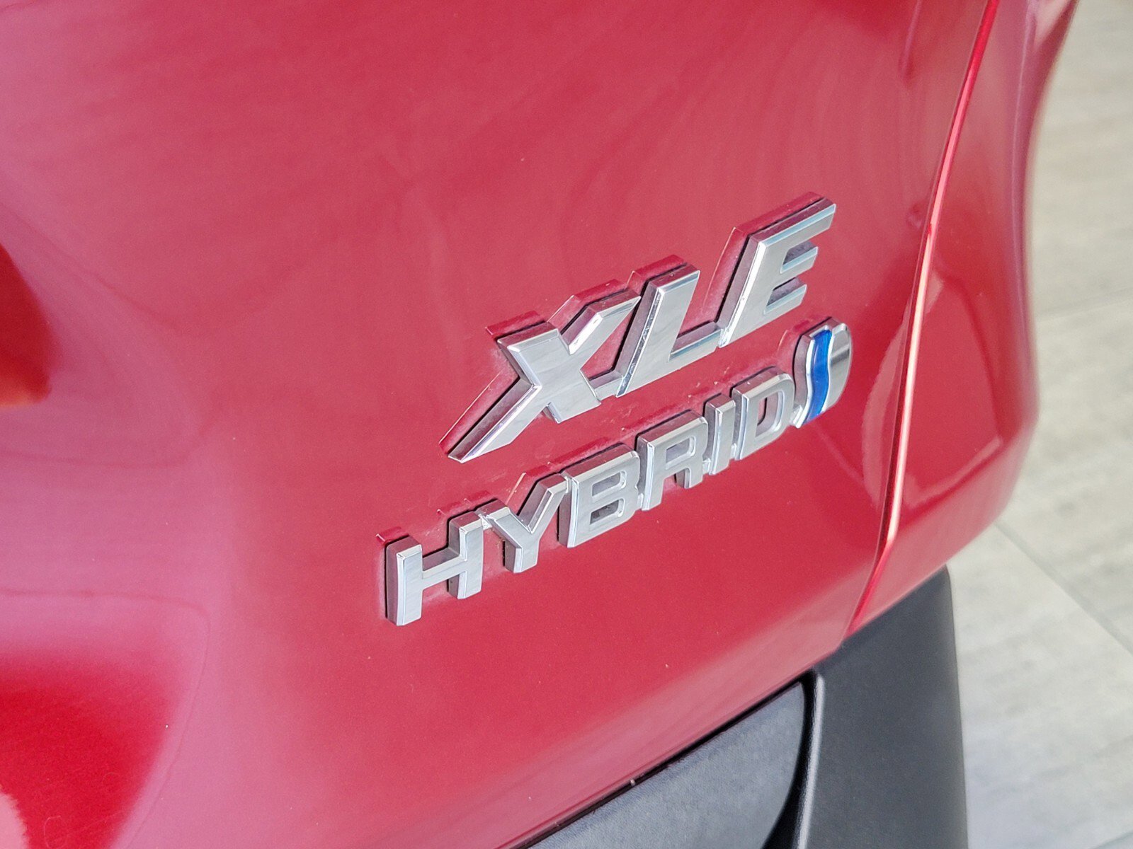 Used 2020 Toyota RAV4 XLE w/ XLE Grade Weather Package image 6