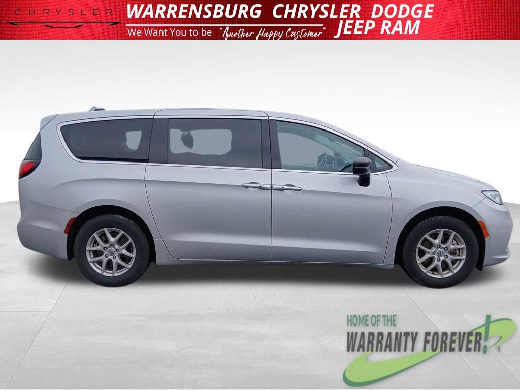 Used 2024 Chrysler Pacifica Touring-L image 2