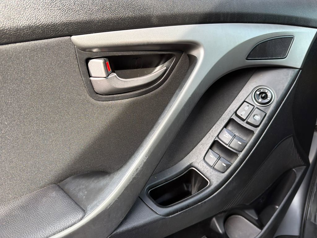 Used 2015 Hyundai Elantra SE w/ Option Group 03 image 13
