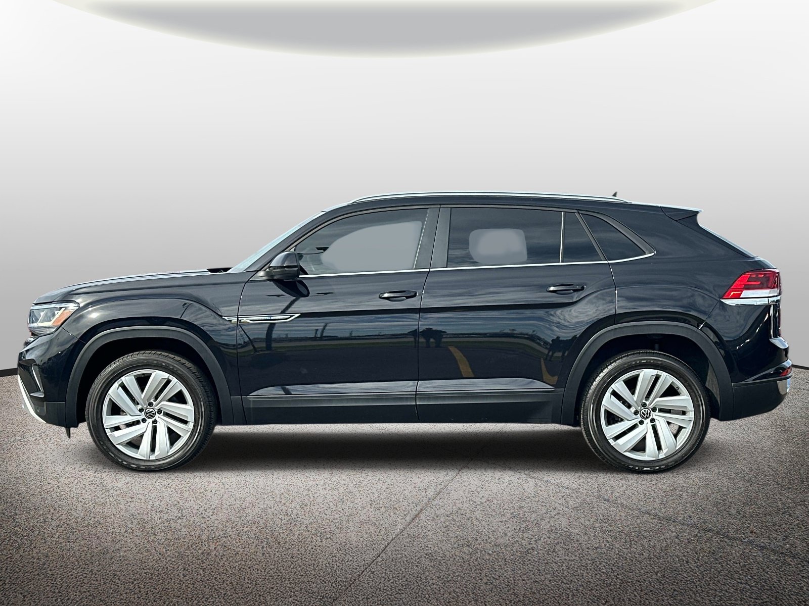 Used 2022 Volkswagen Atlas Cross Sport SE AWD/4WD image 2