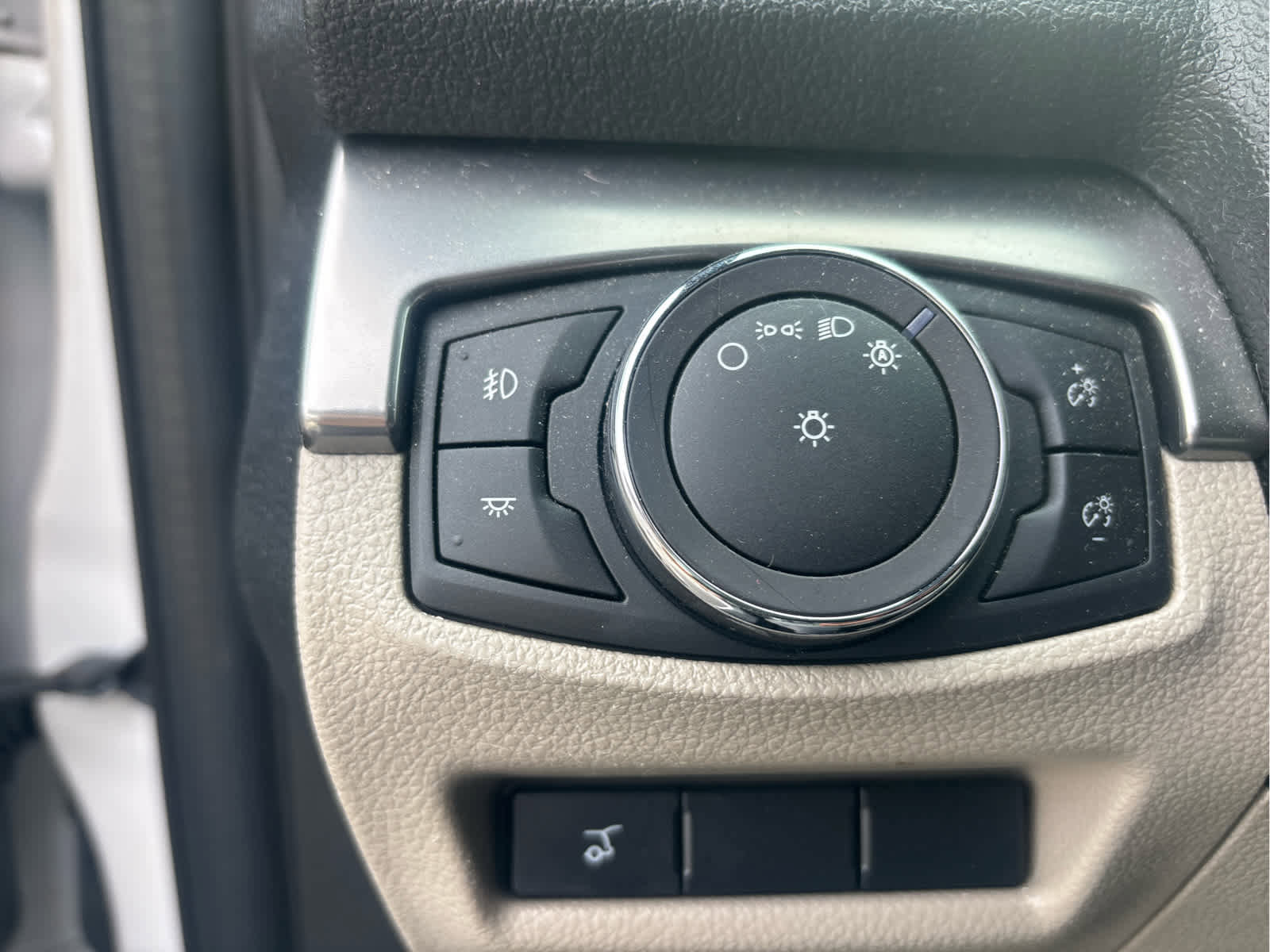 Used 2019 Ford Explorer XLT w/ Equipment Group 202A image 8