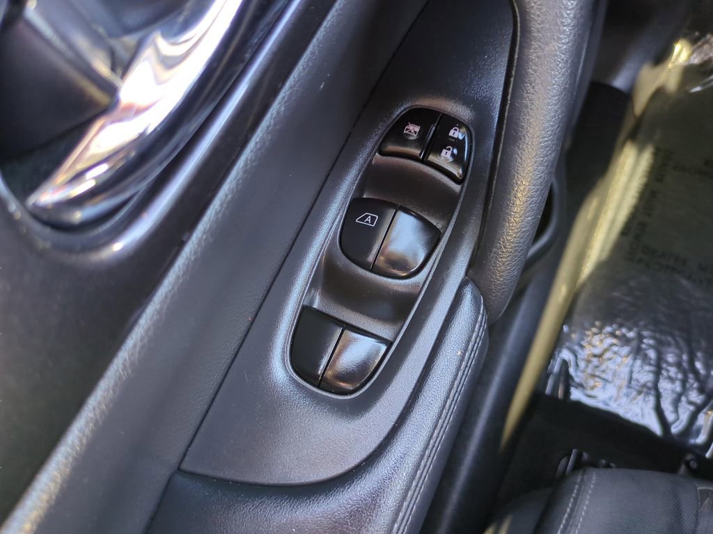 Used 2018 Nissan Rogue SV AWD/4WD image 18