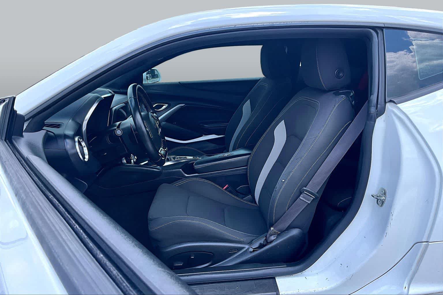 Used 2016 Chevrolet Camaro LT w/ Technology Package RWD image 8