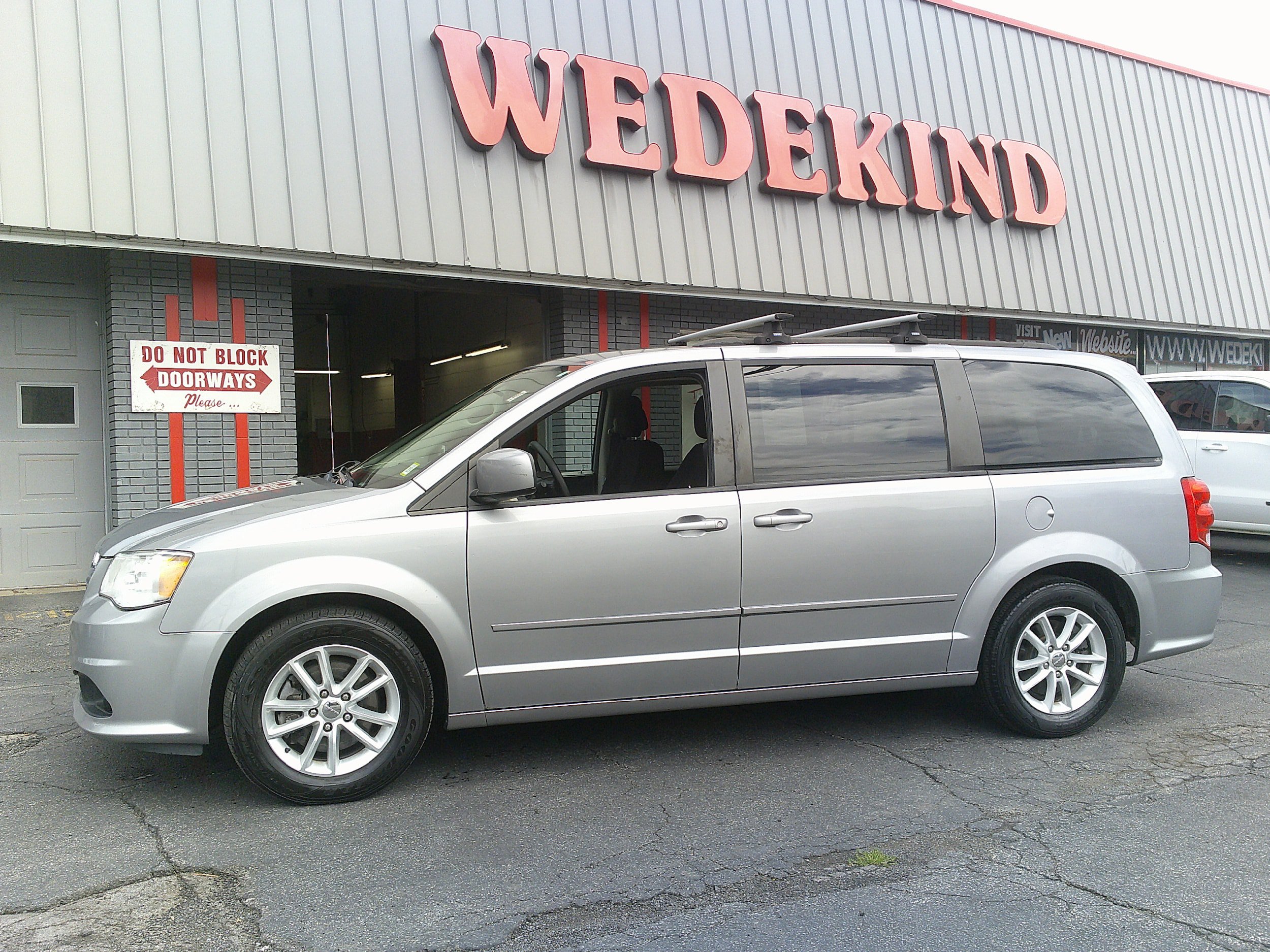 Used 2016 Dodge Grand Caravan SXT FWD image 3