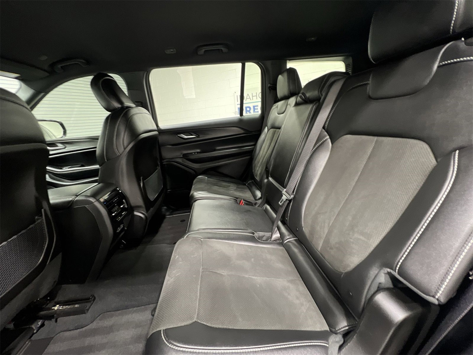 Used 2023 Jeep Grand Cherokee L Laredo image 21