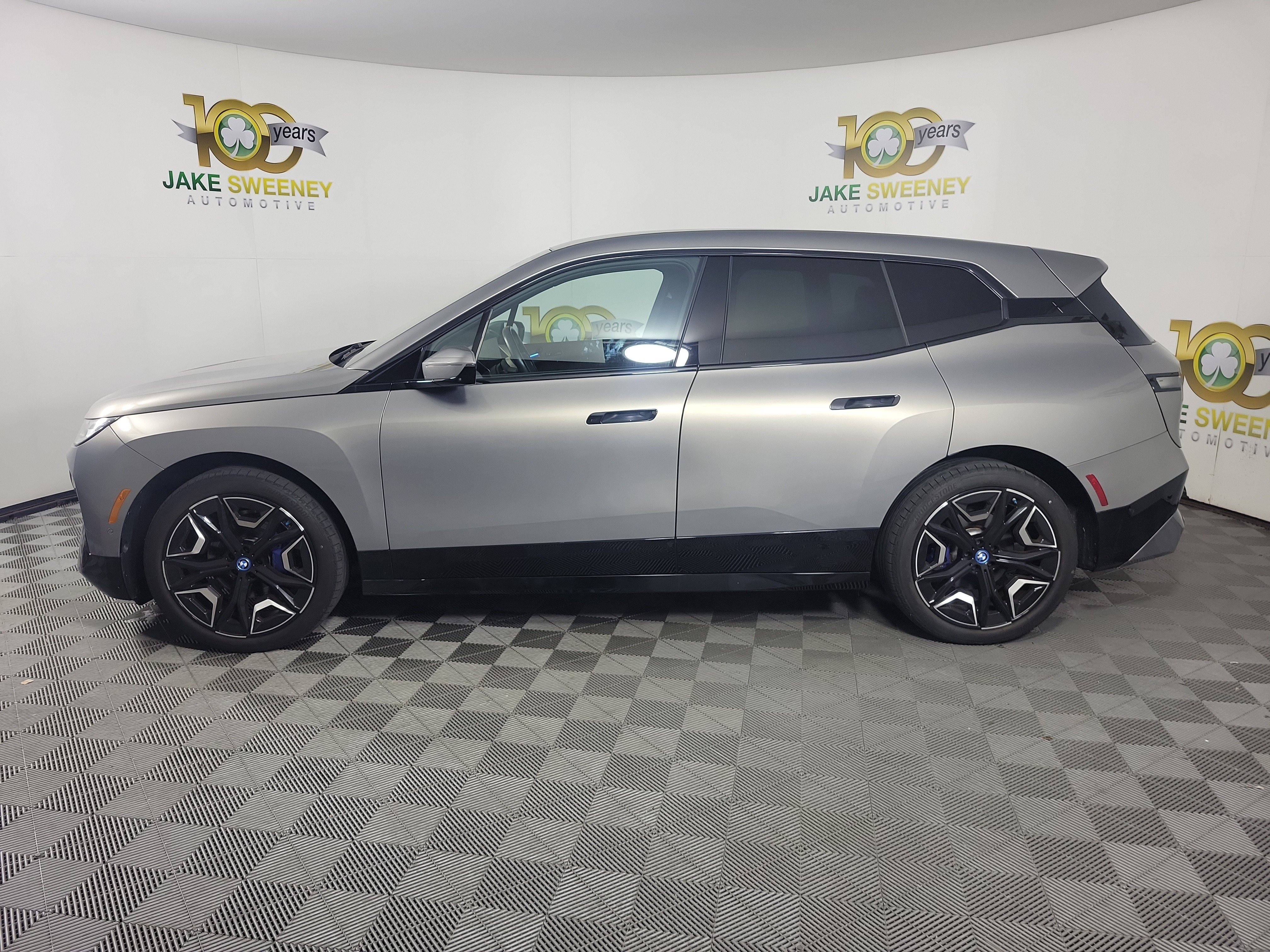 Used 2024 BMW iX xDrive50 w/ Premium Package AWD/4WD image 2