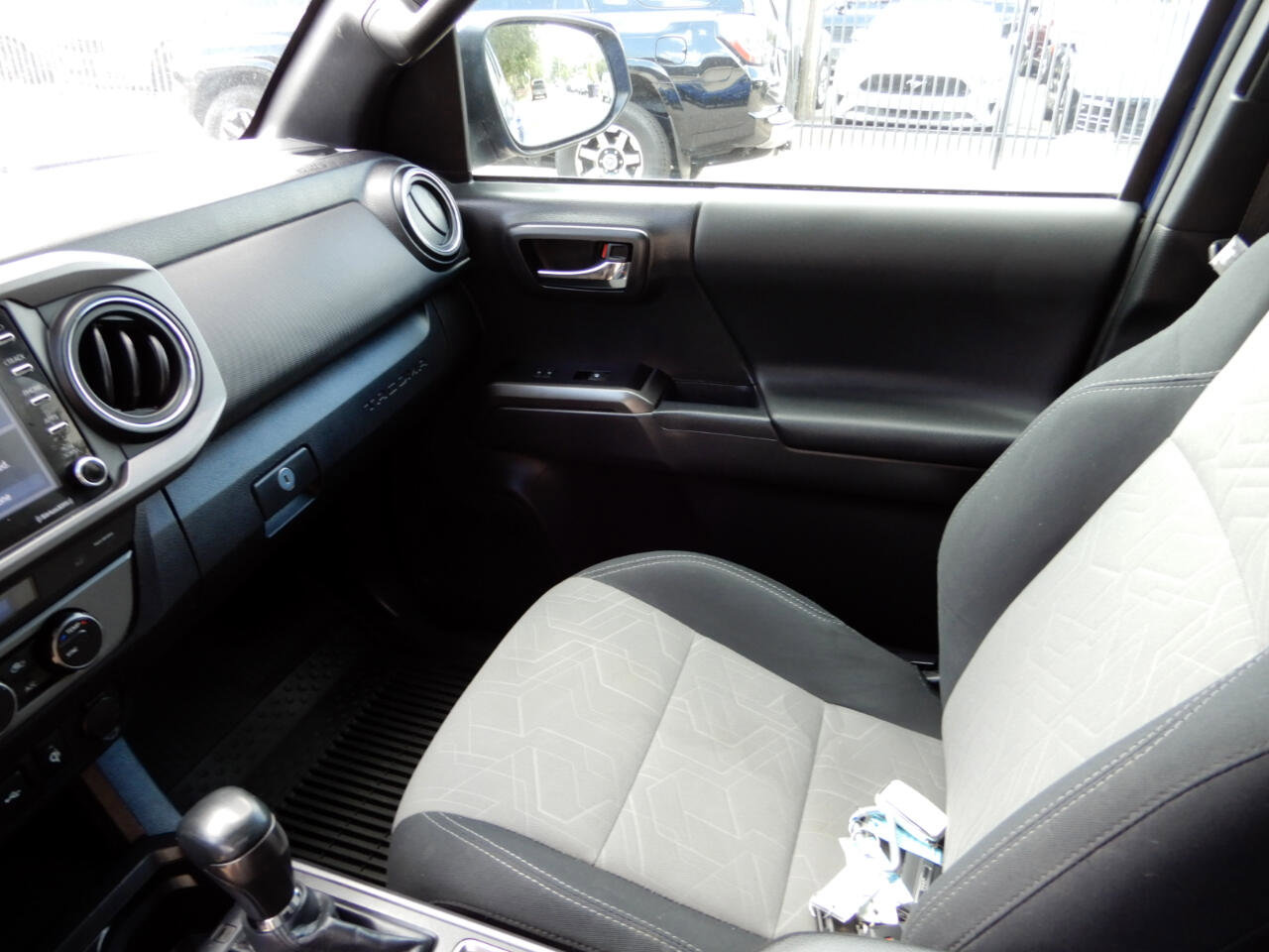 Used 2022 Toyota Tacoma TRD Off-Road image 14