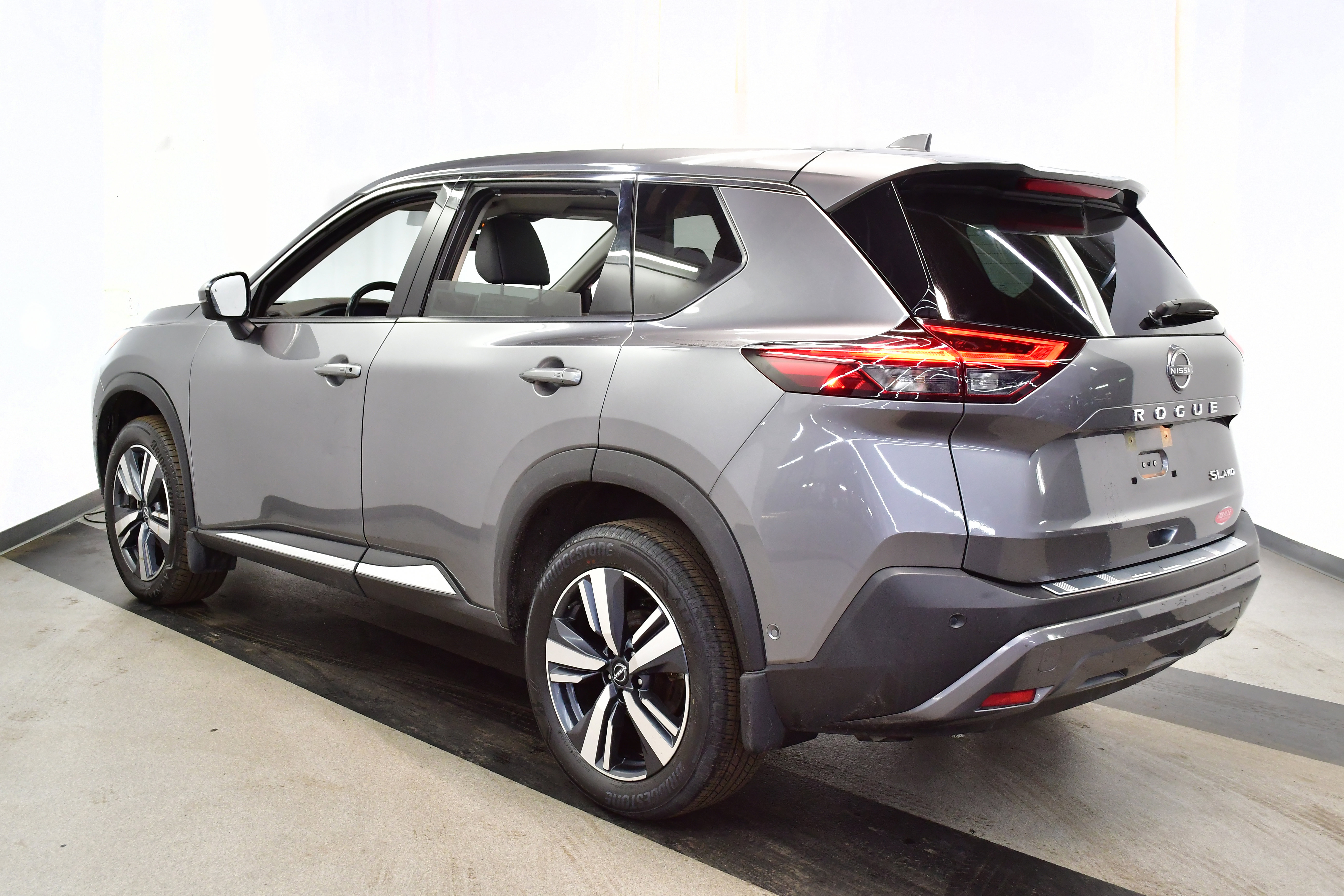 Used 2023 Nissan Rogue SL w/ SL Premium Package image 7