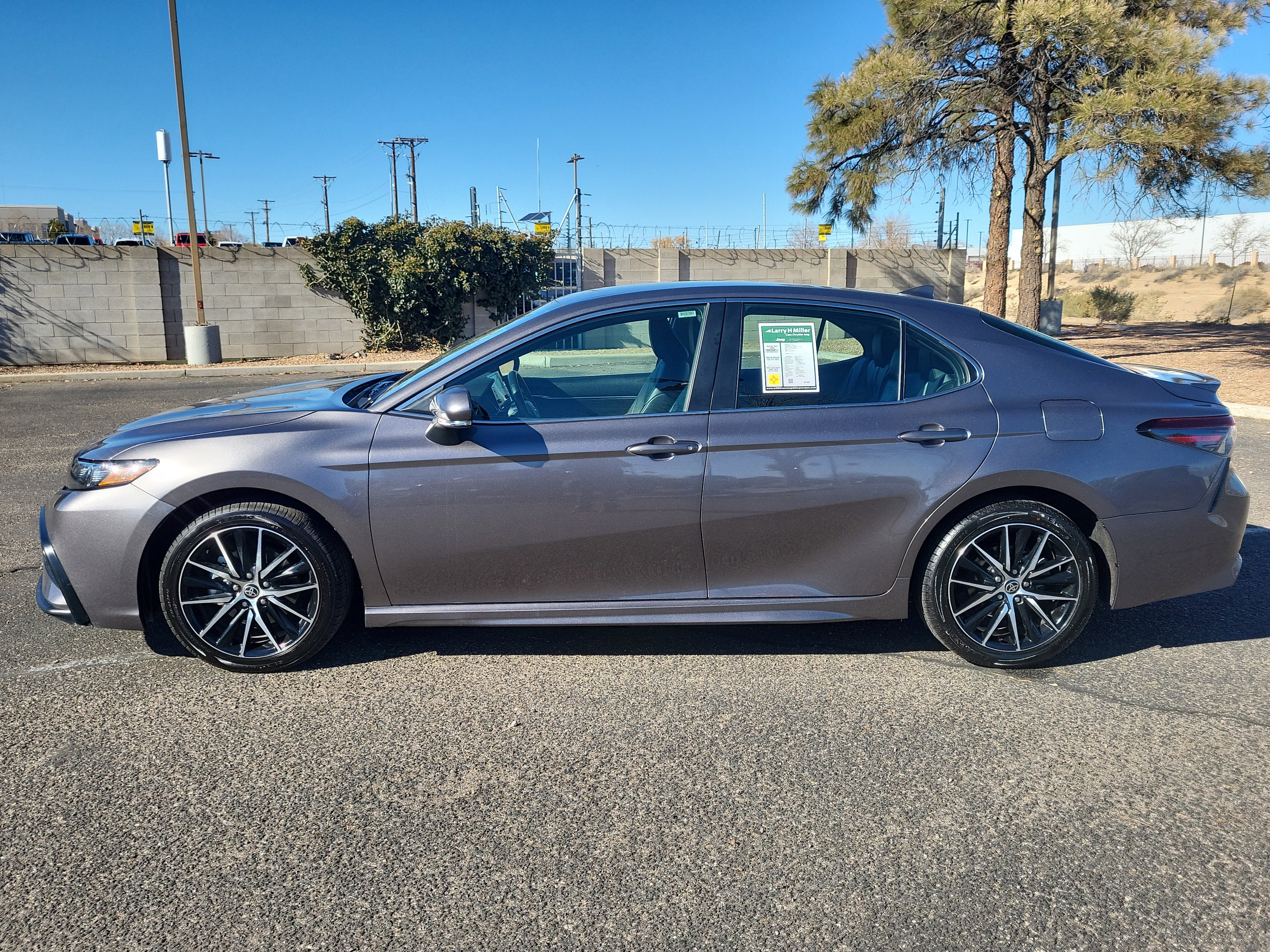 Used 2024 Toyota Camry SE image 3
