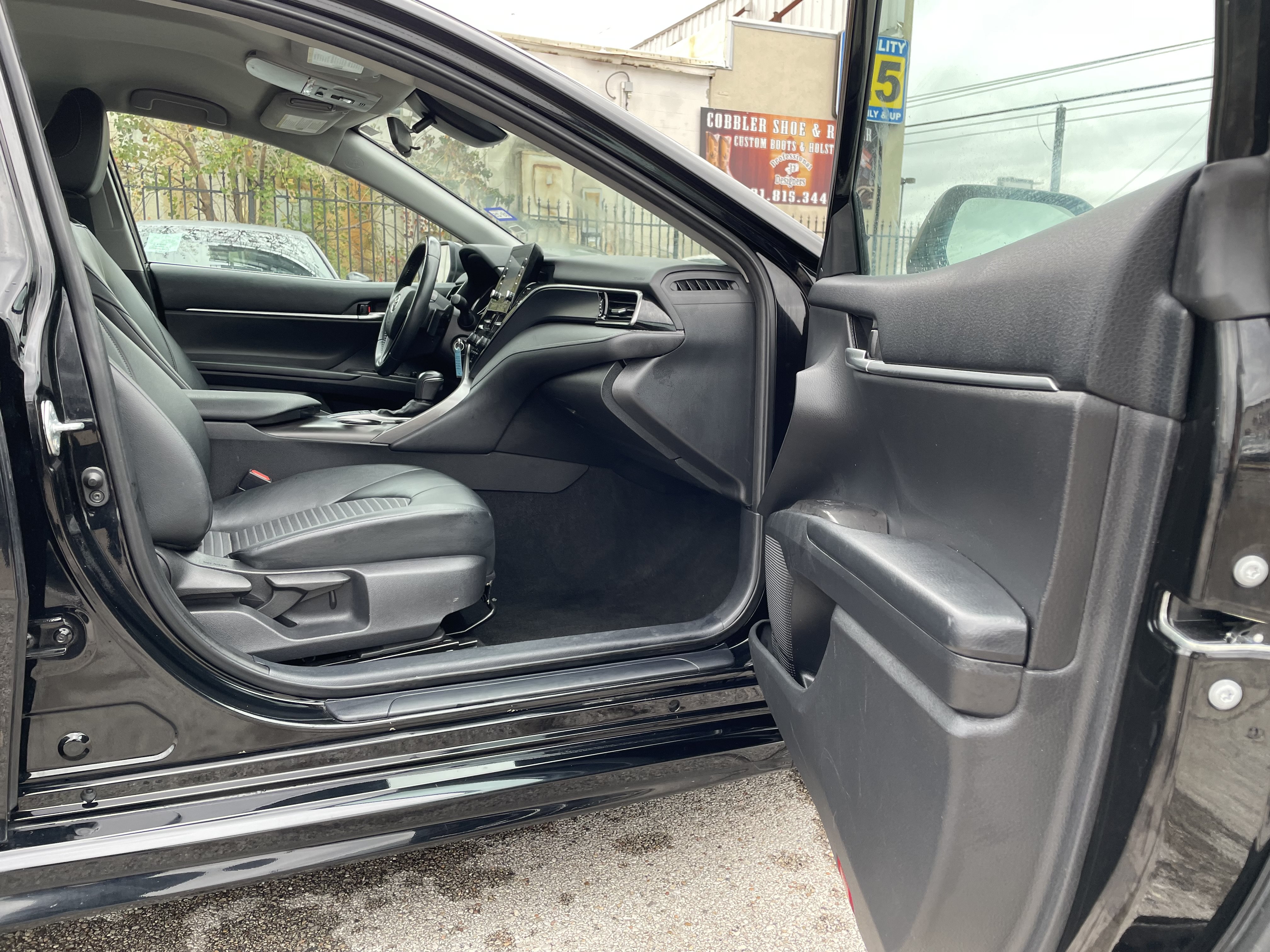 Used 2022 Toyota Camry SE FWD image 5