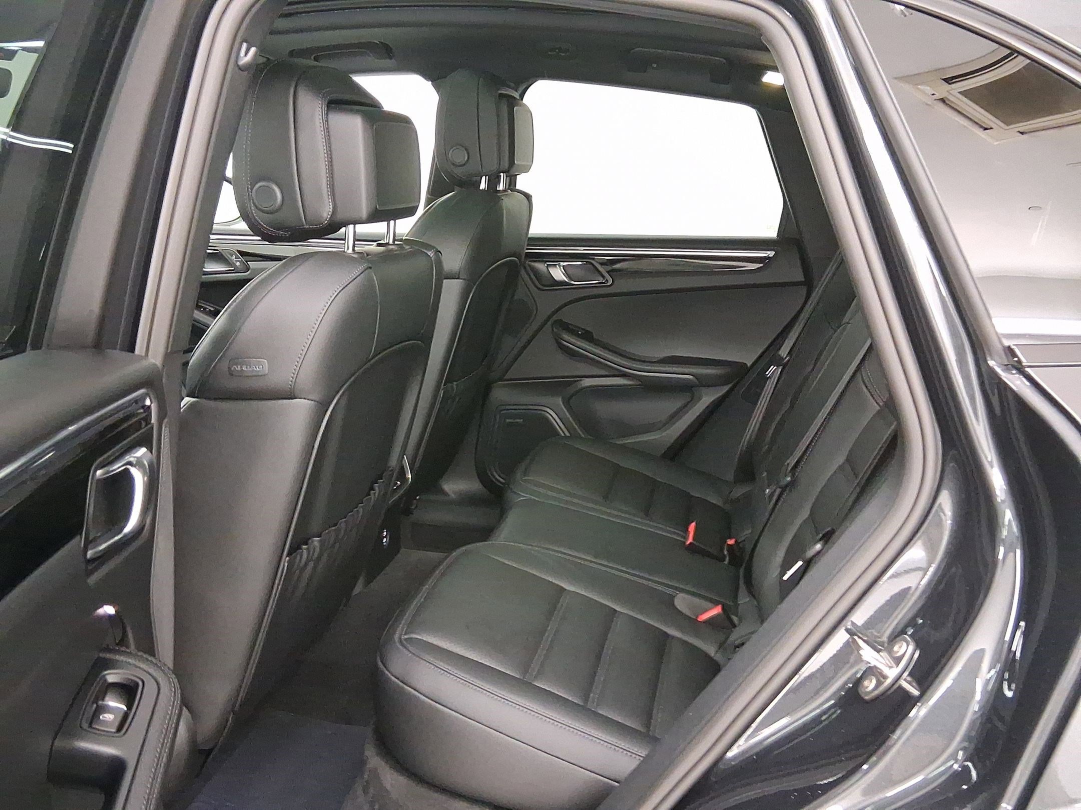 Used 2026 Porsche Macan image 13