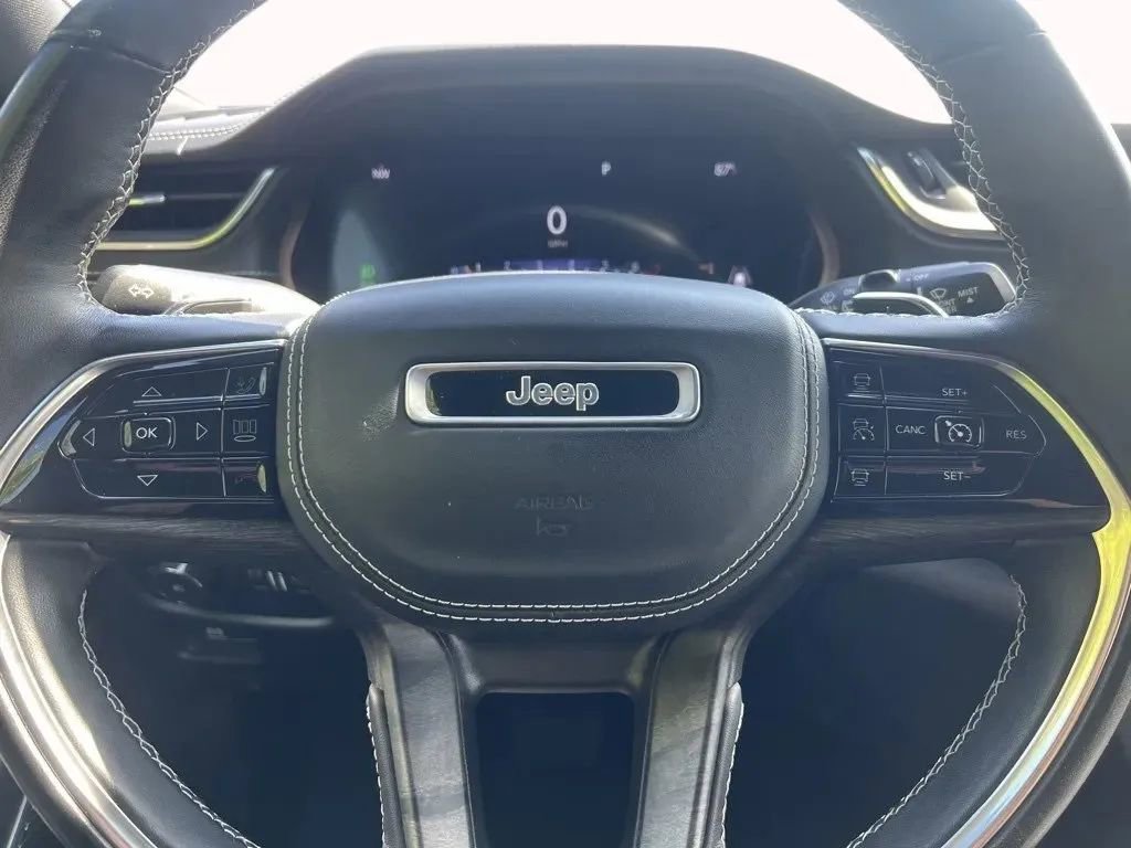 Used 2022 Jeep Grand Cherokee Overland w/ Luxury Tech Group IV image 10