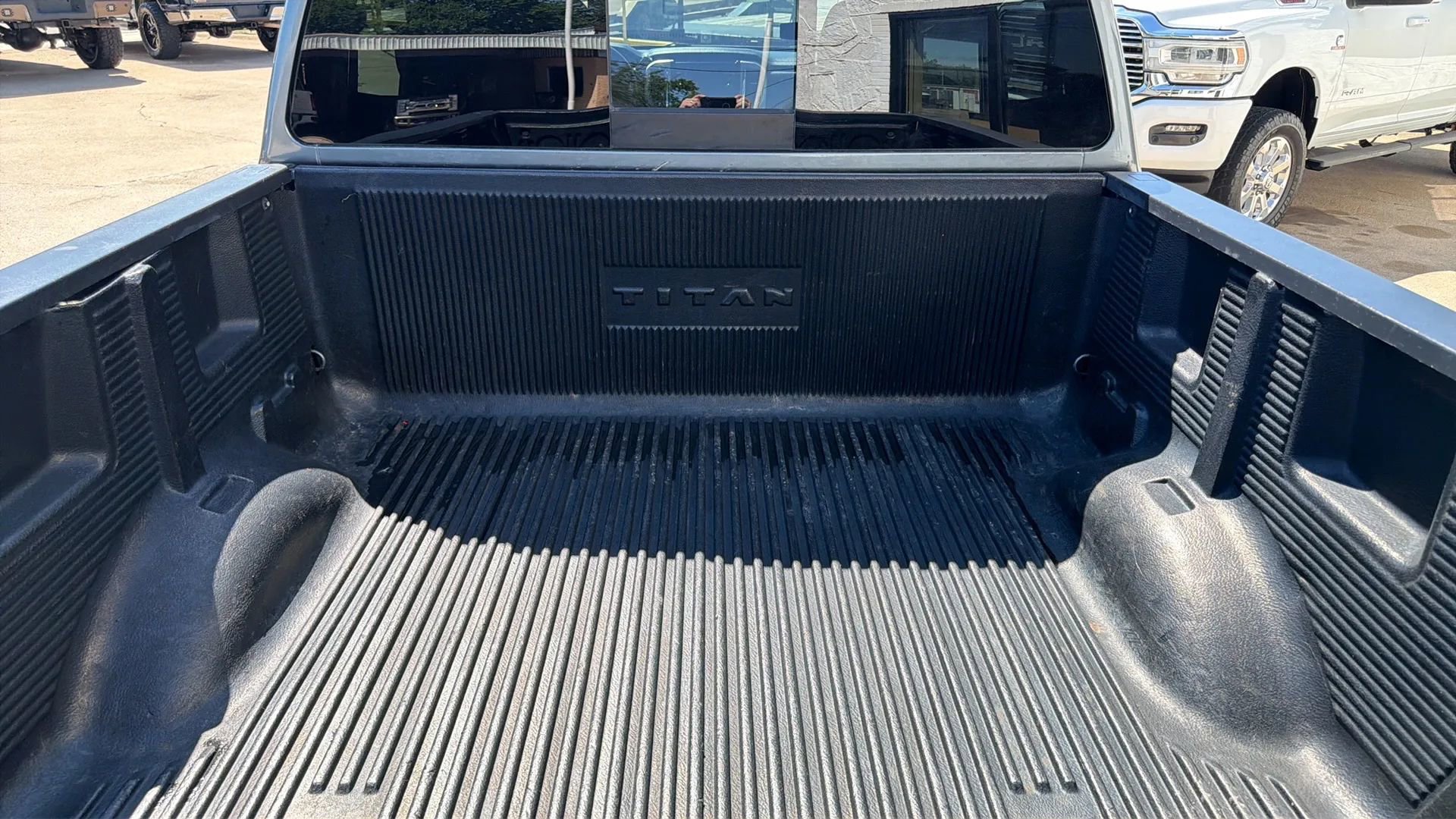 Used 2018 Nissan Titan SV RWD image 7