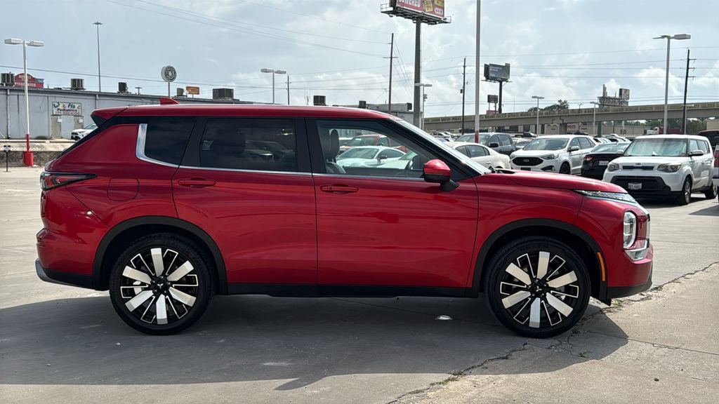 Used 2025 Mitsubishi Outlander SE image 4