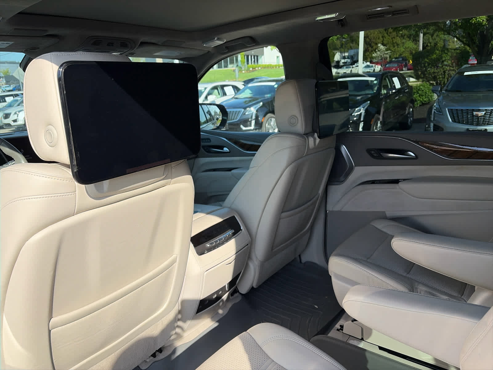 Used 2021 Cadillac Escalade ESV Premium Luxury Platinum AWD/4WD image 11