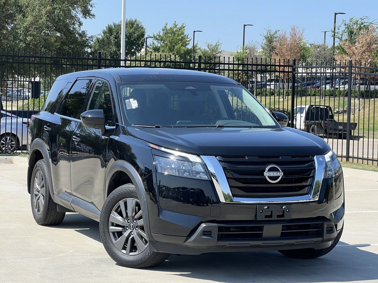 Used 2023 Nissan Pathfinder S FWD image 1
