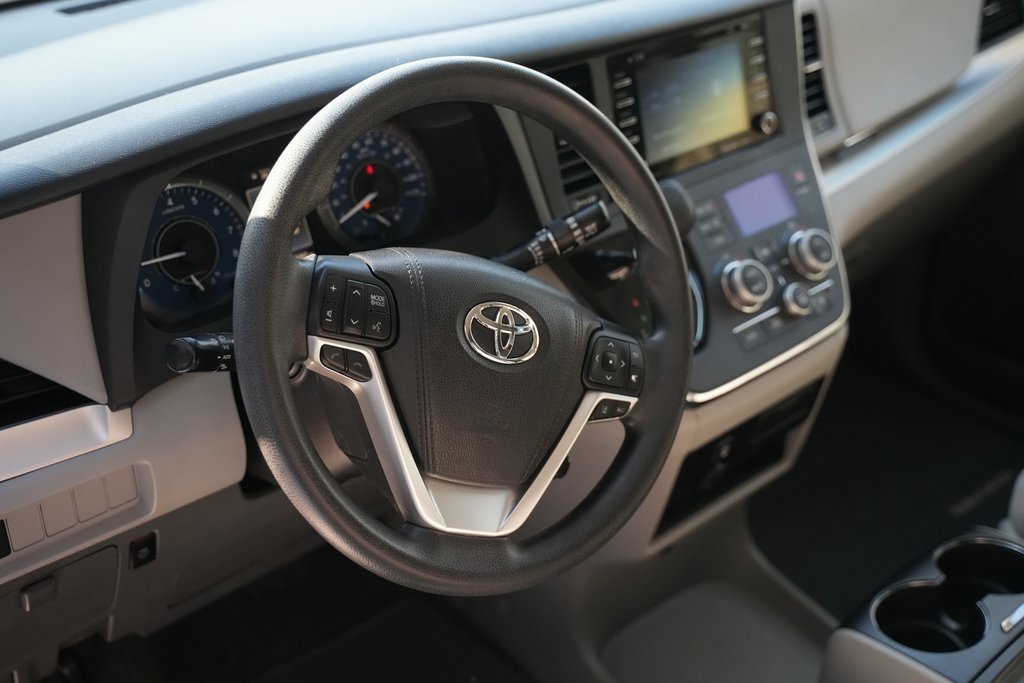 Used 2018 Toyota Sienna LE image 20