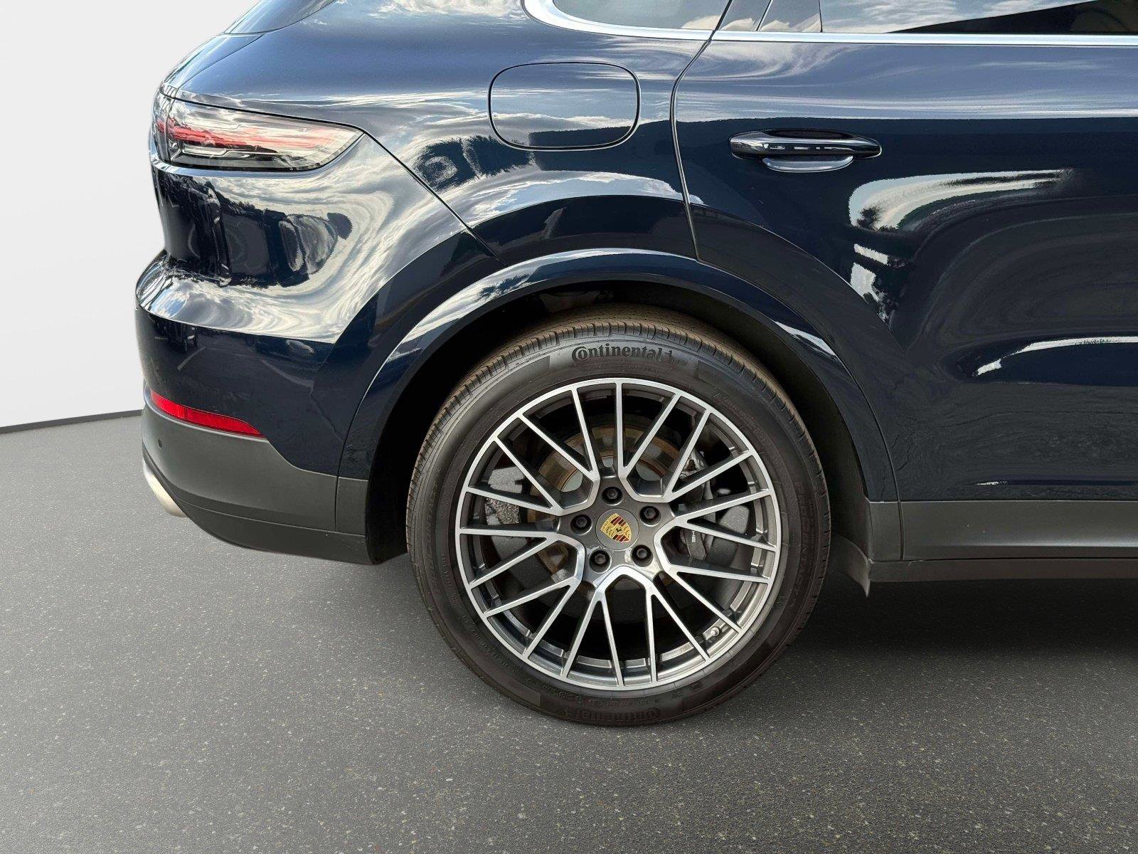 Used 2022 Porsche Cayenne w/ Premium Package image 18