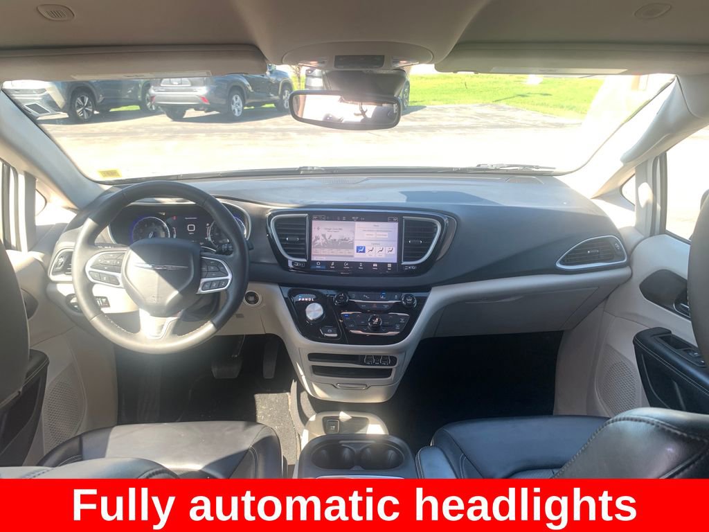 Used 2023 Chrysler Pacifica Touring-L FWD image 15