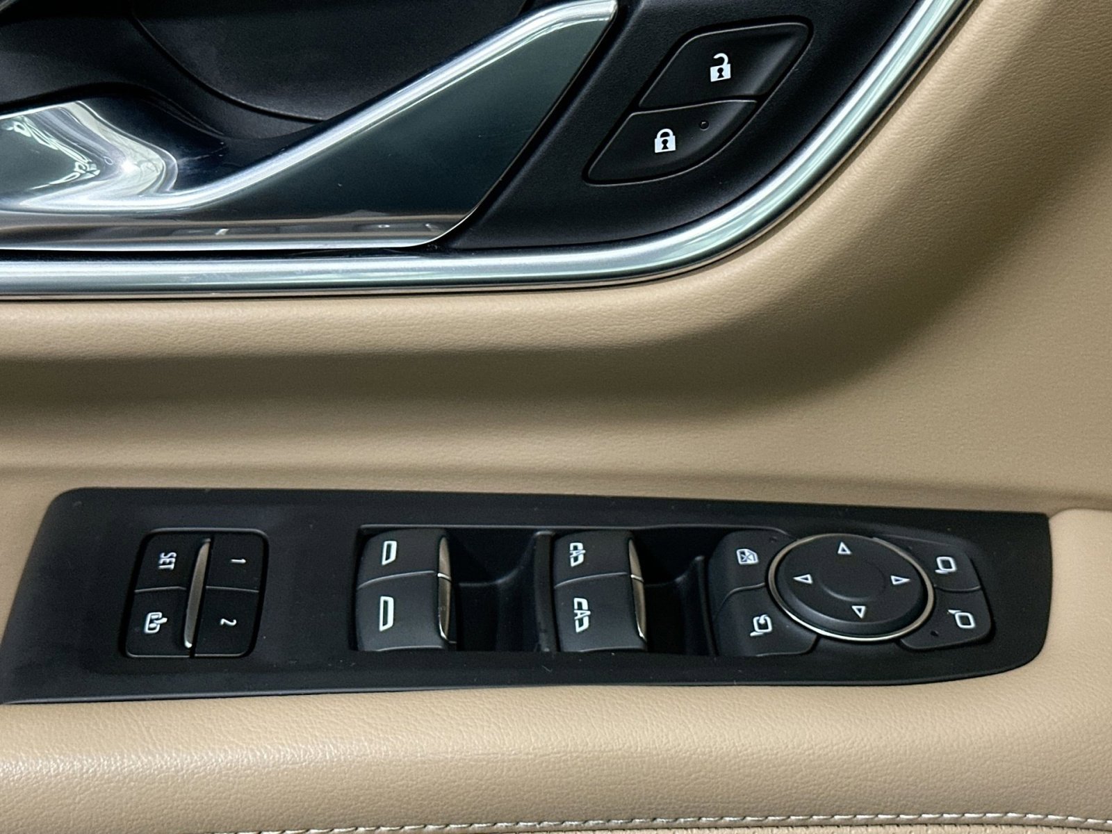 Used 2021 Chevrolet Tahoe Premier w/ Premium Package image 16