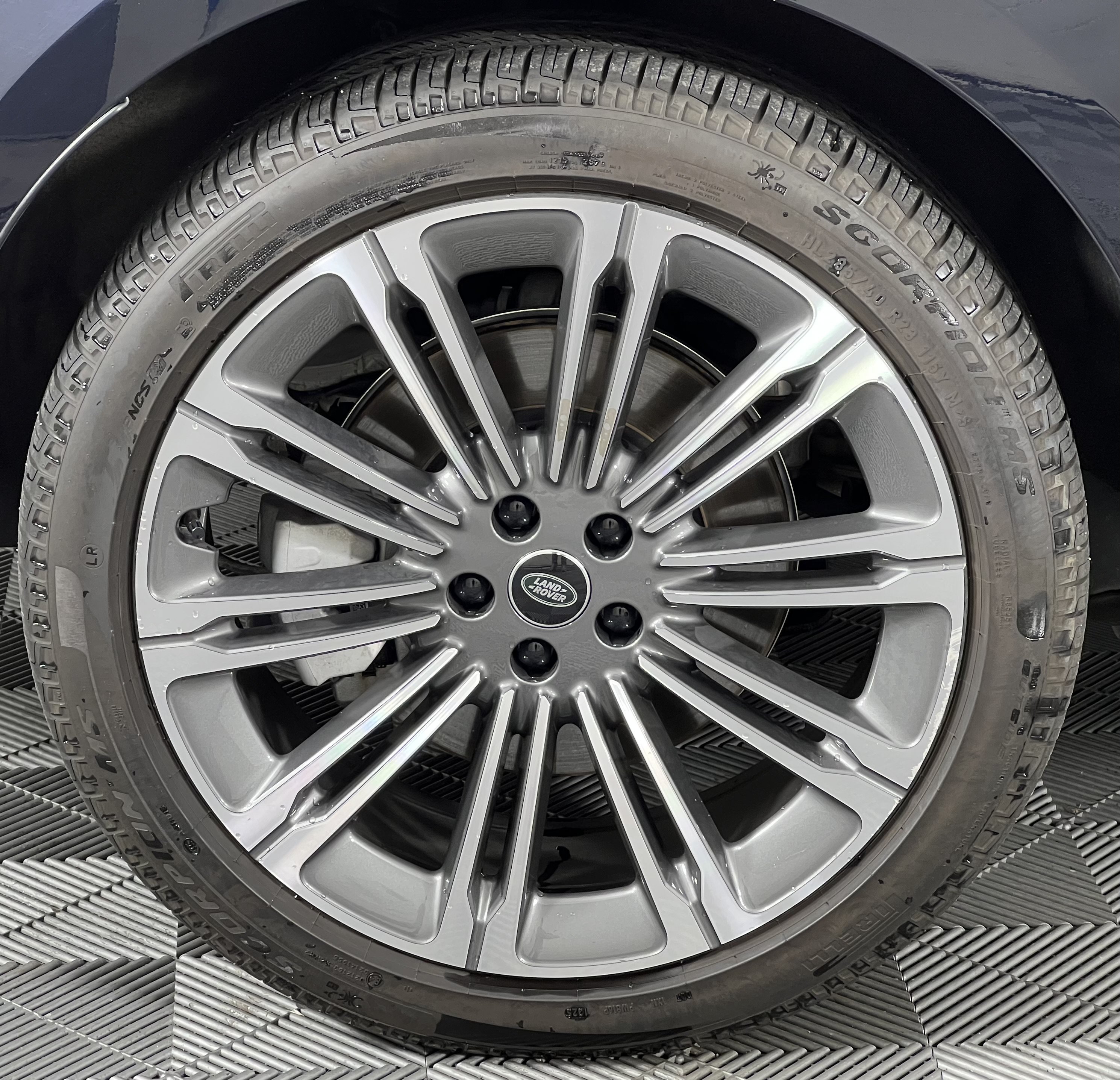 Used 2025 Land Rover Range Rover SE AWD/4WD image 14